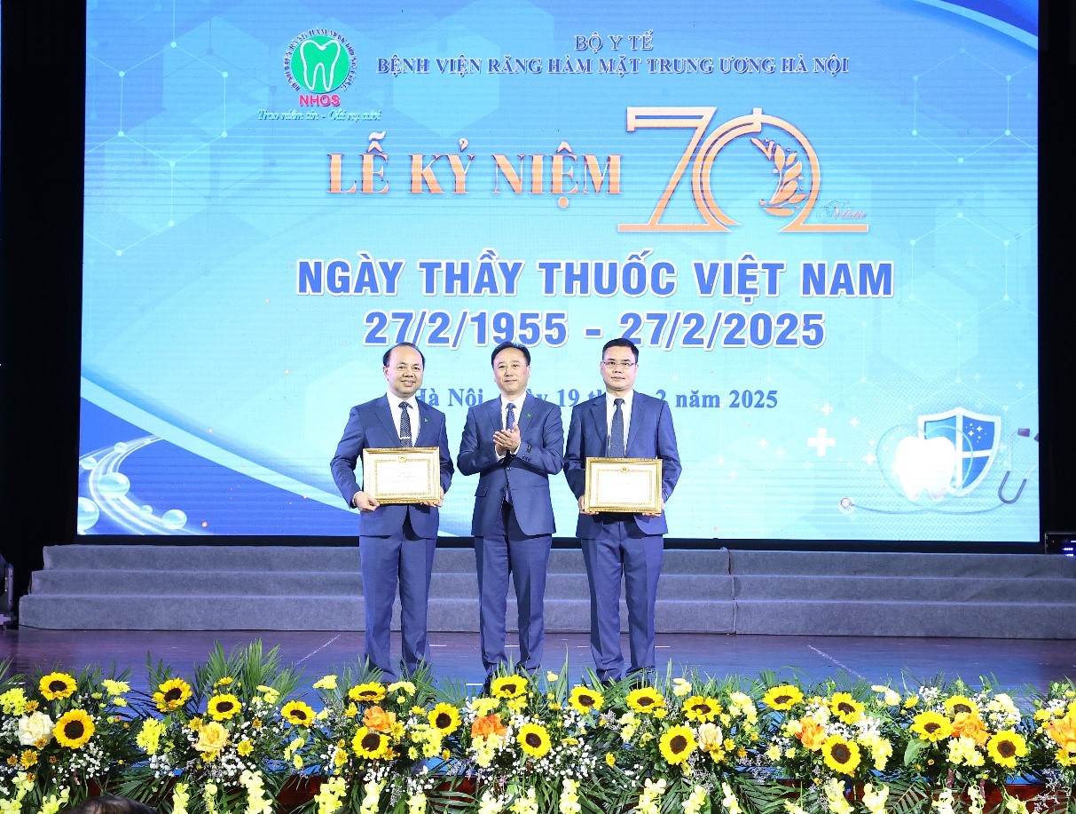 Trao giấy khen của Ban bảo vệ sức khỏe Trung ương cho hai bác sĩ